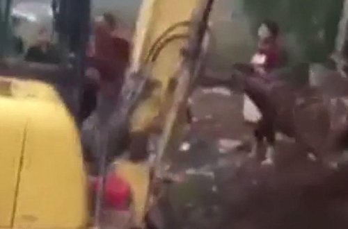 Kişi ekskavatorla qadını əzdi - VİDEO