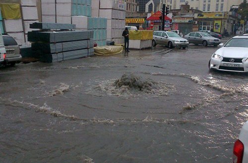 Bakıda kanalizasiya “fontan vurdu” - Video