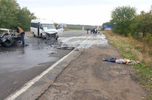 Futbolçuları aparan mikroavtobus qəzaya düşdü: Ölən var - FOTOLAR