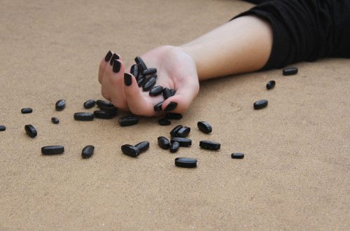 23 yaşlı qız özünü öldürdü