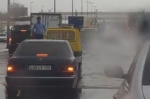 Bakıda suda qalan sürücüləri soymağa başladılar - VİDEO