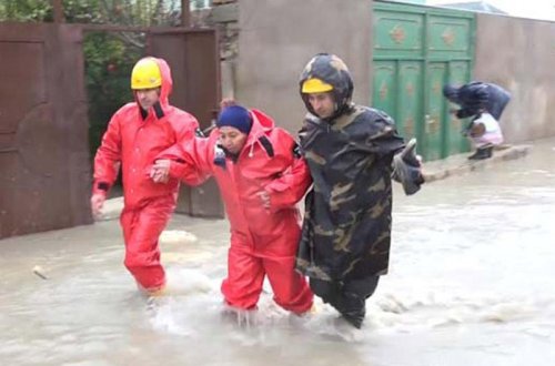 Bakıda FHN su basan ərazilərdən əhalini təxliyə edir - VİDEO
