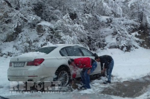 Qubada yağan qar yolları bağladı - VİDEO