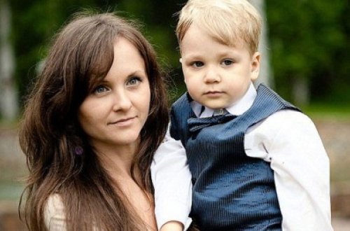 Dəhşətli intihar: ana 8 yaşlı oğlu ilə aşağı atıldı - FOTO