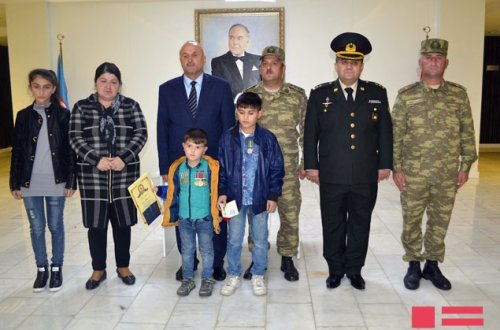 Şəhid hərbçinin medalı Mingəçevirdə oğluna təqdim olunub - FOTOLAR