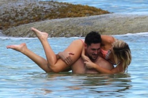 Hər kəsin gözü qarşısında öpüşüb qucaqlaşdılar - Fotolar