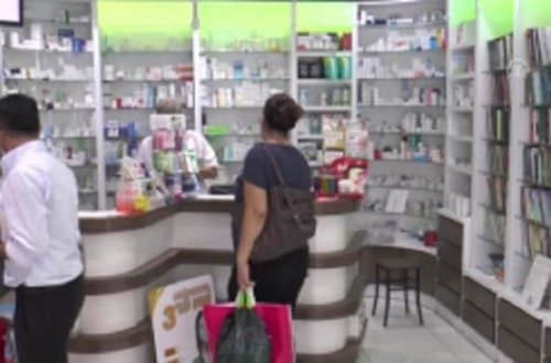 Əczaçıdan maraqli addım - Dərman alanlara kitab verir - VİDEO