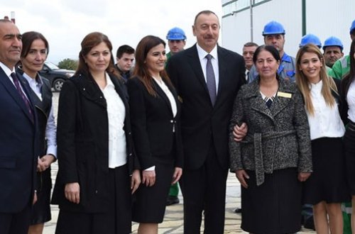 İlham Əliyev sakinlərlə bir arada - FOTOLAR