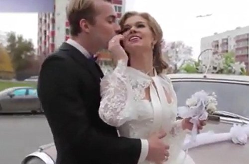 Gəlinin ətəyi avtomobilə ilişdi və ... - VİDEO