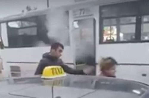 Bakıda hərəkətdə olan sərnişin avtobusu alışdı - VİDEO