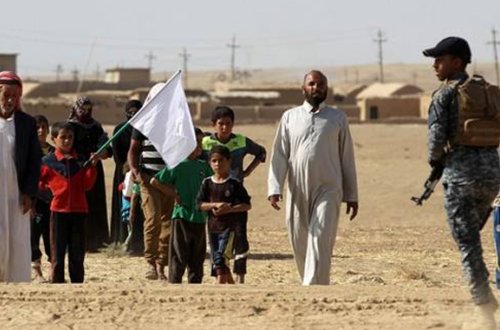 Mosuldan yeni xəbər var — Əlinə ağ bayraq alan şəhərdən qaçır (FOTOLAR)