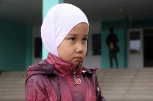 Qazaxıstan məktəblərində hicab qadağan edildi