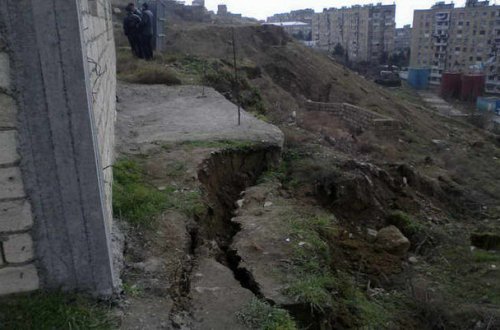 Yağmurlu hava ciddi fəsadlar yaradıb, evlər və məktəb təhlükədə – VİDEO