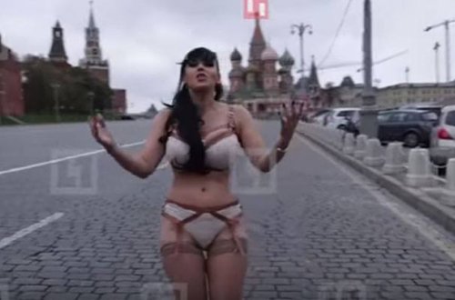 Müğənni Qırmızı meydanda soyundu - Putinə sevgisinə görə+Video