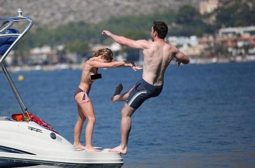 Aktrisa dənizdə yarıçılpaq oldu - Gizli Fotolar (18+)