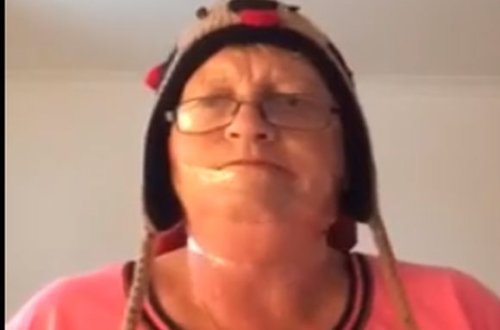 Bloger-nənə üzünə pomada çəkib “skotç”ladı – VİDEO