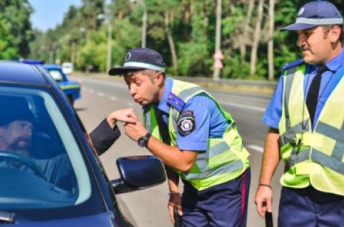 Yol polisi sərxoş sürücüdən üzr istədi