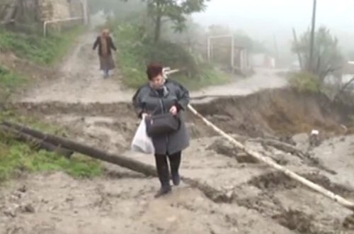 Sürüşmə sakinlər üçün ciddi təhlükə yaradıb - Video