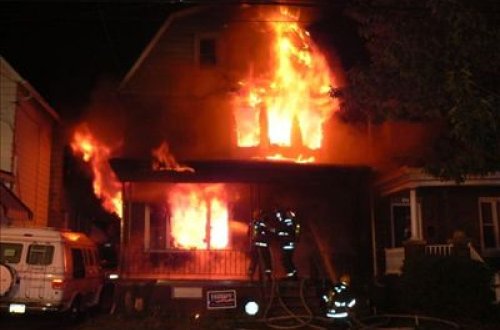 Kürdəmirdə 2 otaqlı ev yanıb