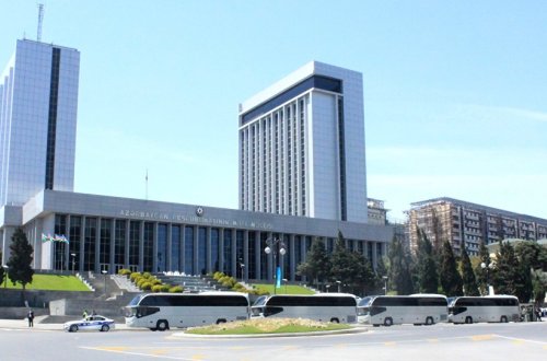 Deputatla Palata sədri arasında MÜBAHİSƏ: “Burda bank sirri var?”