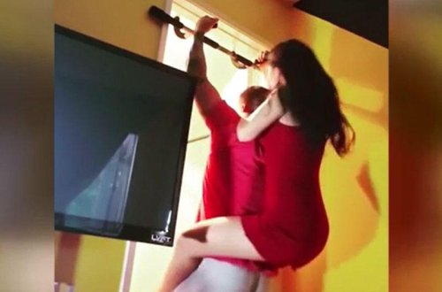 Qısa ətəkli qız biabır oldu - VİDEO