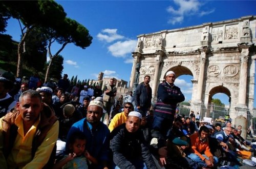 Romada müsəlmanlar etiraz qalxdı – FOTOLAR