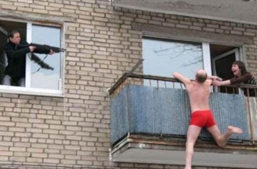 Məşuqəsinin əri gəlincə eyvandan sallansa da... - FOTO