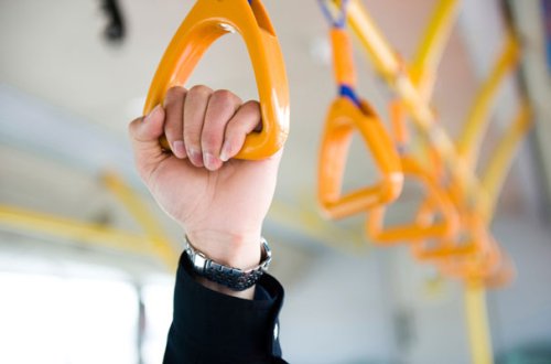 Avtobusdan düşəndə sürüşdü, öldü