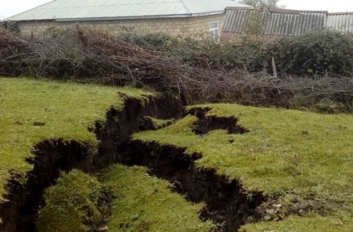 Torpaq sürüşməsi İsmayıllıda təhlükəli vəziyyət yaradıb – FOTO