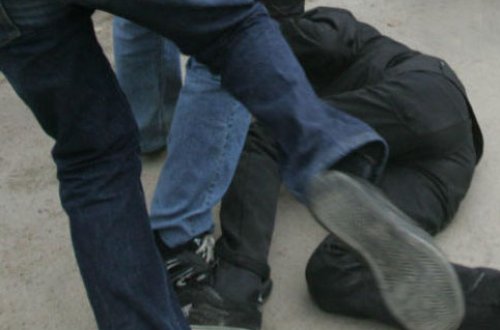 Dalaşan qonşuları ayırmaq istəyən qadın öldü - FOTO