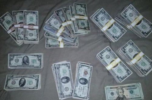 Təmir zamanı divardan bir milyon dollar çıxdı - FOTOLAR