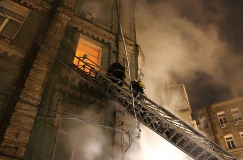 Bakının Nəsimi rayonunda beşmərtəbəli bina yanıb