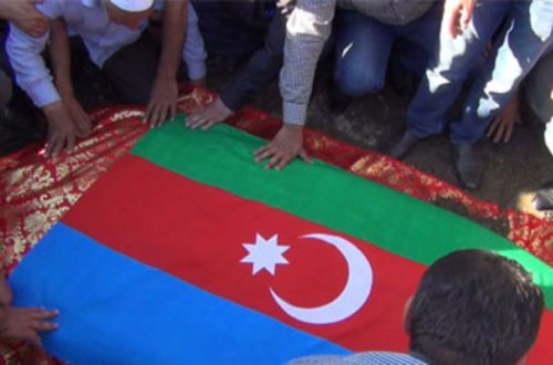 “Şəhid məzarlarından bayraq asılsın!” - Parlametndə təklif