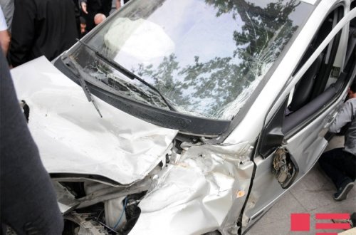 Siyəzəndə maşın maneəyə çırpılıb, ana ölüb, qızı xəsarət alıb