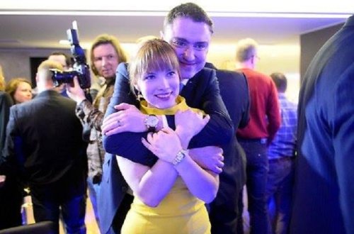 Baş nazir 29 yaşlı müğənni ilə evlənir - FOTOLAR