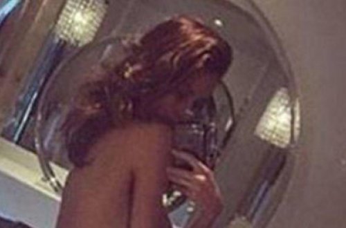 1 uşaq anası soyundu - FOTOLAR (18+)