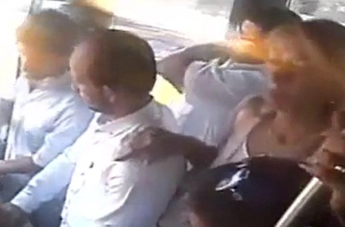 Avtobus sürücüsü sərnişini 