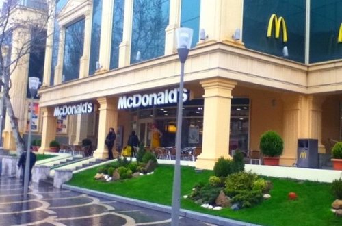 Bakıdakı “McDonalds”da 1000 manatlıq oğurluq