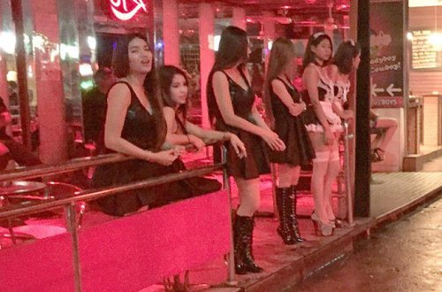 Əxlaqsız qadınlar matəm saxlayıb qara geyindilər - FOTOLAR