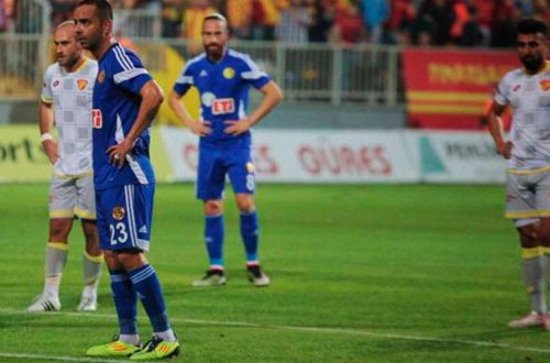 Hakimdən narazı qalıb komandasını meydandan çıxardı