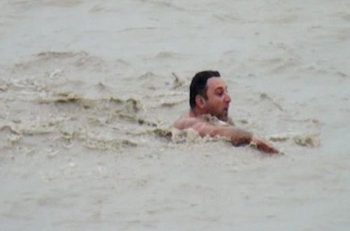 Neftçala sakininin qəribə adəti: soyuq günlərdə Kür çayında çimir