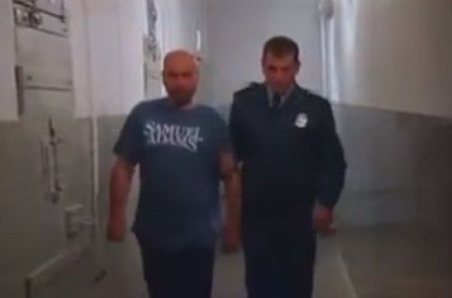 Ermənistanda dəhşət - Mişarla polisə hücum etdi - VİDEO