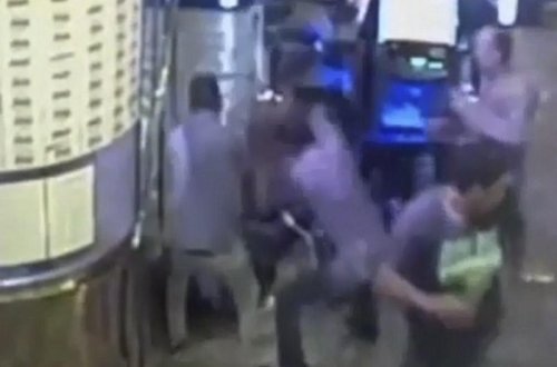 Qumarxana sahibini vəşicəsinə döydülər - VİDEO