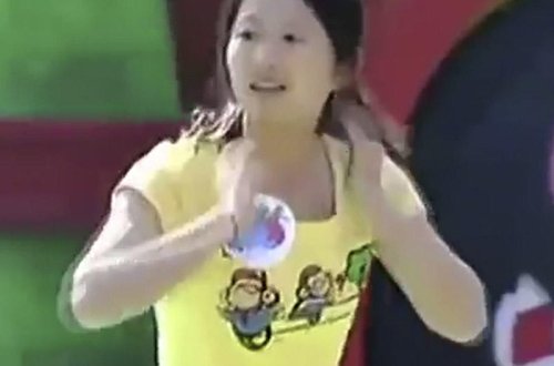 Sinəsi açıq geyimli iştirakçı biabır oldu - VİDEO