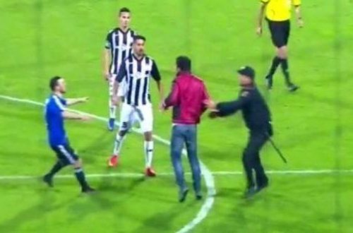 “Neftçi” futbolçusu azarkeşə yumruq atdı