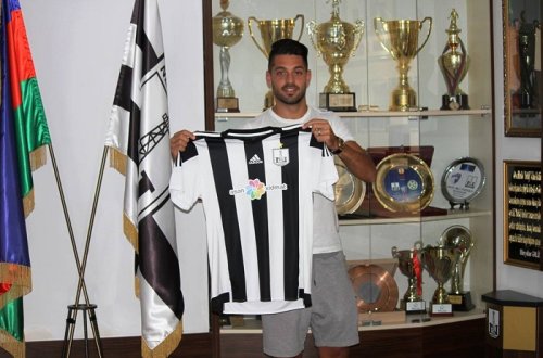 `Neftçi` azarkeşi vuran futbolçunu cəzalandırdı