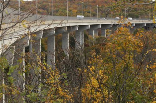 Uşaqları ilə birlikdə körpüdən tullandı - Dəhşətli intihar...