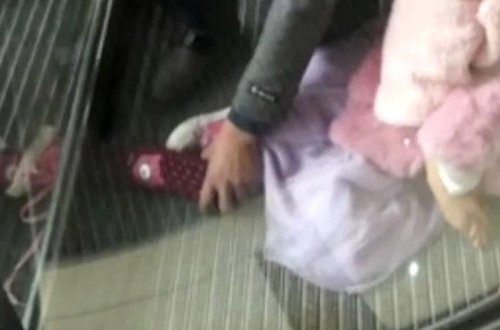 AVM-də qorxulu anlar: Uşağın ayağı qapının arasında qaldı - VİDEO 