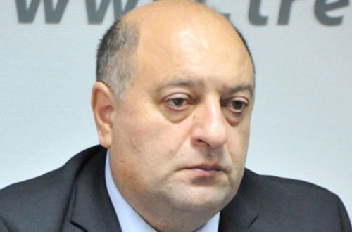 Deputat: Bütün qapalı məkanlarda siqaret çəkmək qadağan olunsun