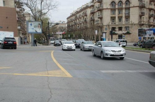 Sürücülərin cərimələnməsinə yeni səbəb: Yolda səhv nişanlanma – VİDEO
